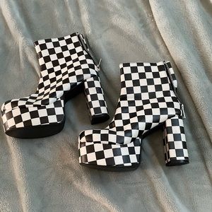 DOLLS KILL SOZE 6 PLATFORM BOOTS